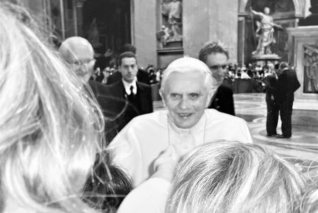 Papst Benedikt XVI. geht im Petersdom an Besuchern vorbei.