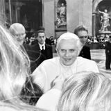 Papst Benedikt XVI. geht im Petersdom an Besuchern vorbei.