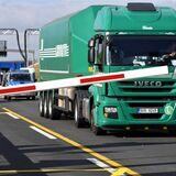 Fahrzeuge fahren auf der A1-Rheinbrücke bei Leverkusen durch eine automatische Sperranlage.