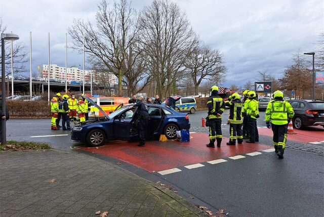 Nach diesem Unfall am Einkaufszentrum staute sich der Verkehr auf der Bergstraße.