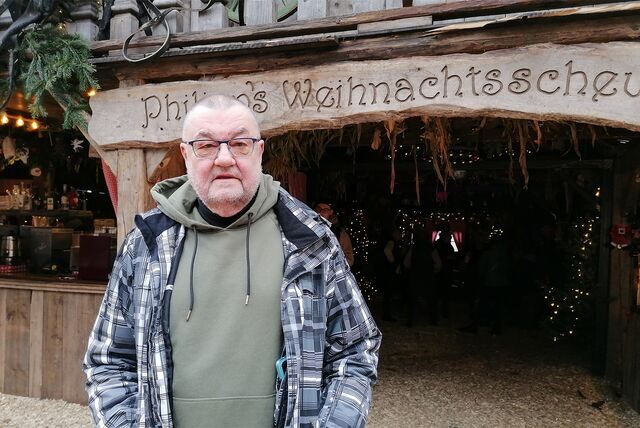Gastronom Volker Castrup vor der Weihnachtsscheune im Castroper Hüttendorf.