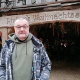 Gastronom Volker Castrup vor der Weihnachtsscheune im Castroper Hüttendorf.