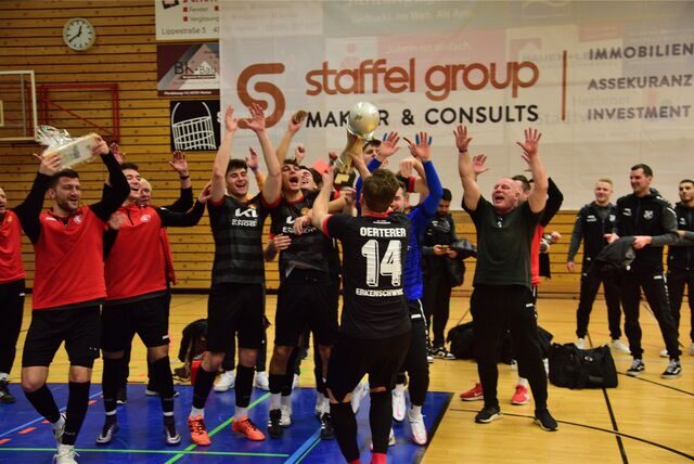 Hände zum Himmel: So feiert die Spvgg. Erkenschwick den vierten Erfolg beim Mitternachtscup.