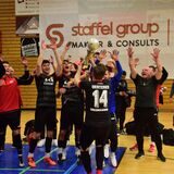 Hände zum Himmel: So feiert die Spvgg. Erkenschwick den vierten Erfolg beim Mitternachtscup.