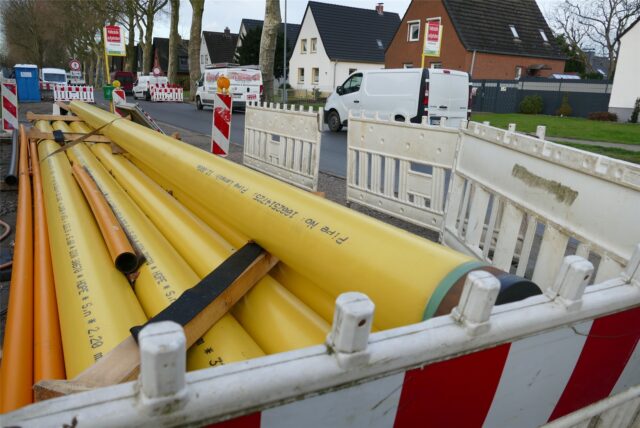 An vielen Stellen im Stadtgebiet werden im kommenden Jahr wieder neue Kanalrohre verlegt. Weil sie deutlich breiter als die existierenden Rohre sind und damit mehr Wasser fassen können, dienen sie auch dem Schutz vor Überflutungen.
