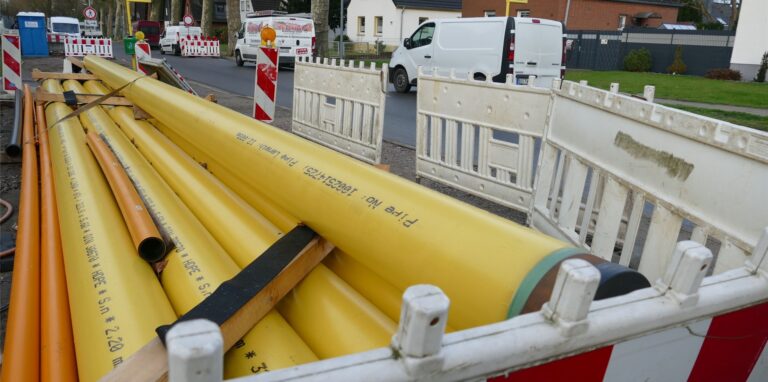An vielen Stellen im Stadtgebiet werden im kommenden Jahr wieder neue Kanalrohre verlegt. Weil sie deutlich breiter als die existierenden Rohre sind und damit mehr Wasser fassen können, dienen sie auch dem Schutz vor Überflutungen.
