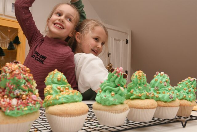 Cupcakes, die so aussehen wie Tannenbäume: eine lustige Backidee mit Kindern.