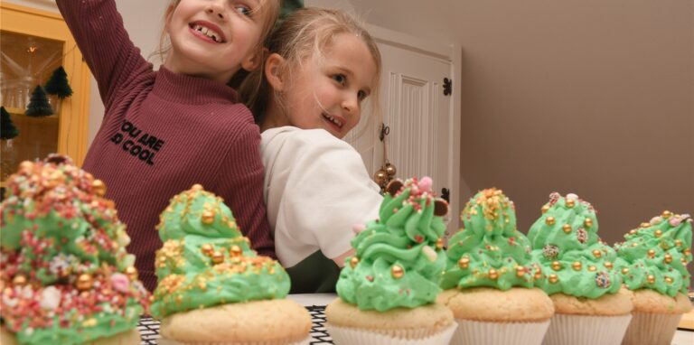 Cupcakes, die so aussehen wie Tannenbäume: eine lustige Backidee mit Kindern.