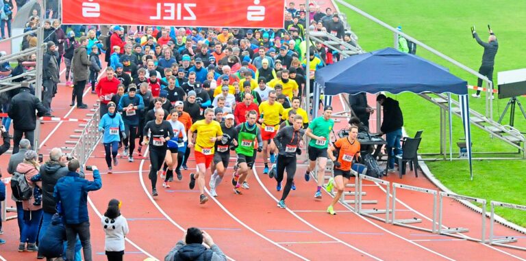 Einen Massenstart wie in früheren Jahren soll es beim Silvesterlauf 2021 im Stadion Hohenhorst nur bedingt geben.