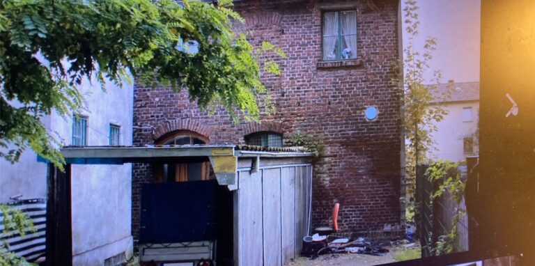 Renovierungsbedürftig soll dieses Haus sein, ein Fall für Handwerker: So heißt es in der Immobilienanzeige. Das ist eine noch nette Umschreibung für das angebotene Objekt auf Schwerin.