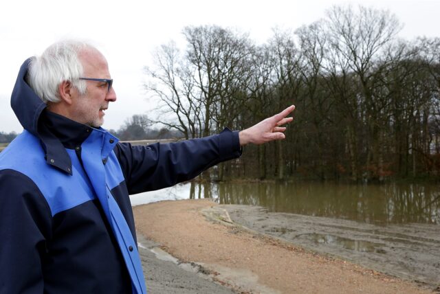 Erstmals hat sich im Februar die neue Aue im Baubereich Nord II des Lippedeiches mit Wasser gefüllt, erläutert Gerhard Formanowitz, Projektleiter des HaLiMa-Deichbaus.