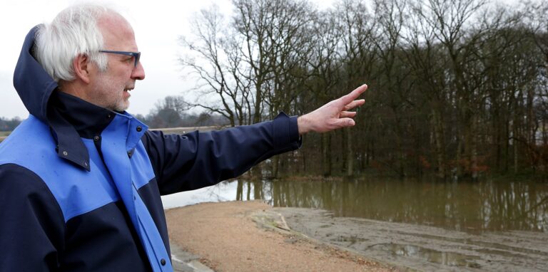 Erstmals hat sich im Februar die neue Aue im Baubereich Nord II des Lippedeiches mit Wasser gefüllt, erläutert Gerhard Formanowitz, Projektleiter des HaLiMa-Deichbaus.