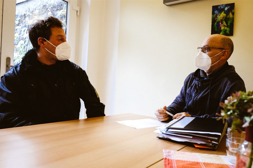 Sozialarbeiter Karsten Suchanecki (r.) berät den wohnungslosen Christian. Sozialarbeiter Karsten Suchanecki (r.) berät den wohnungslosen Christian.