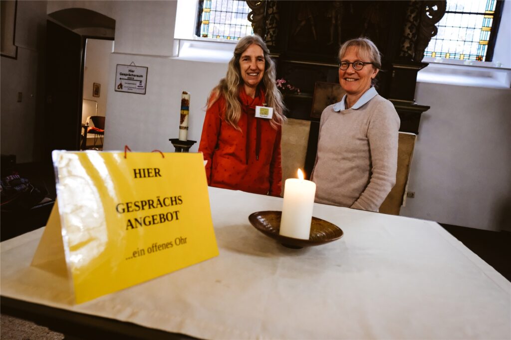 Petra Rhein (l.) und Schwester Judith in der Gastkirche, wo es bis auf sonntags täglich ein Gesprächsangebot gibt. Petra Rhein (l.) und Schwester Judith in der Gastkirche, wo es bis auf sonntags täglich ein Gesprächsangebot gibt.