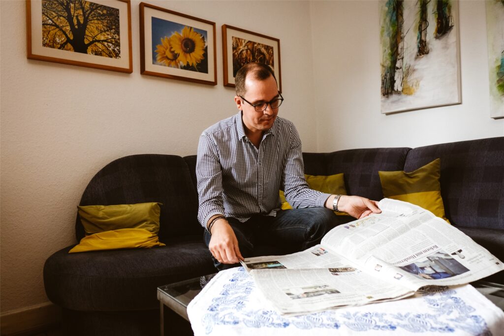 Bruder Reinhard im gemeinsamen Wohnzimmer der Gasthaus-Kommunität. Bruder Reinhard im gemeinsamen Wohnzimmer der Gasthaus-Kommunität.