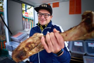 Christoph Mann verkauft außergewöhnliches Fleisch auf dem Dortmunder Wochenmarkt.