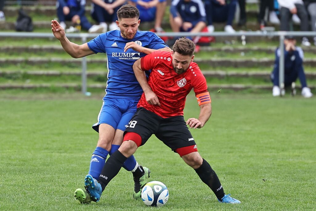 Arminia Ickern (rote Hemden) ist gegen den RSV Holthausen am Ball. Arminia Ickern (rote Hemden) ist gegen den RSV Holthausen am Ball.