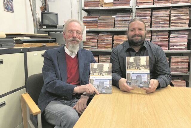 Autor Gert Eiben (l.) und Fotograf Christian Schiltz stellen ihr Buch „Marl gestern und heute – Eine Zeitreise in faszinierenden Bildern“ vor.
