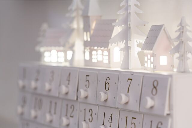 blick auf einen adventskalender