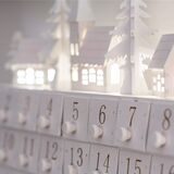 blick auf einen adventskalender