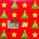 Das erste Türchen eines Adventskalenders ist geöffnet.