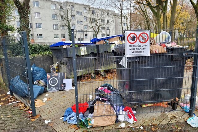 Müll türmt sich an der Kampstraße in Wulfen-Barkenberg