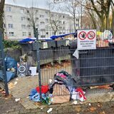 Müll türmt sich an der Kampstraße in Wulfen-Barkenberg