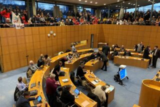 Der Ratssaal in Castrop-Rauxel am 24. November 2022. Um die 400 Menschen demonstrieren vor und während der Ratssitzung.
