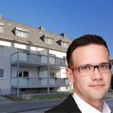 Ein saniertes Mehrfamilienhaus in Recklinghausen und ein Firmensprecher von Vivawest.