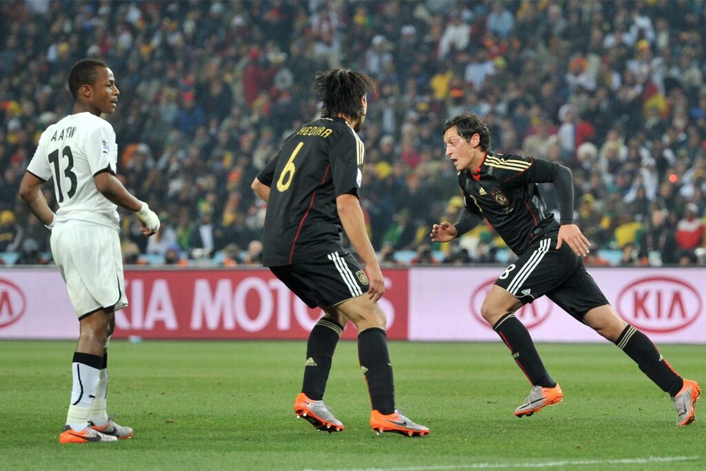 Mesut Özil bejubelt seinen Treffer gegen Ghana. Mesut Özil bejubelt seinen Treffer gegen Ghana.