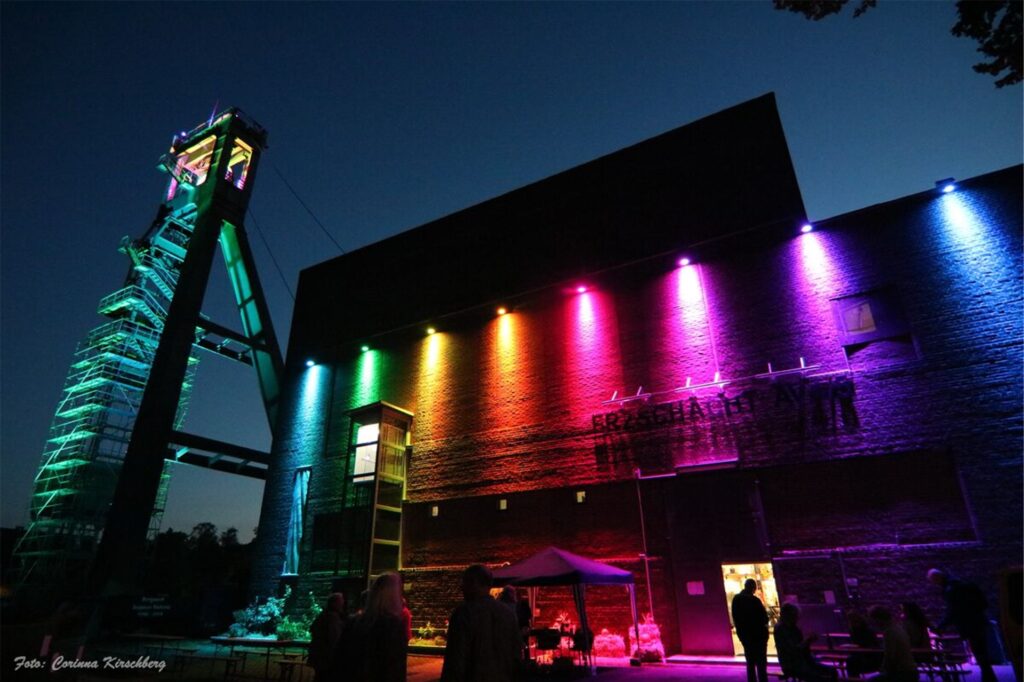 Der Erzschacht in Marl ist bunt erleuchtet. Der Erzschacht in Marl ist bunt erleuchtet.
