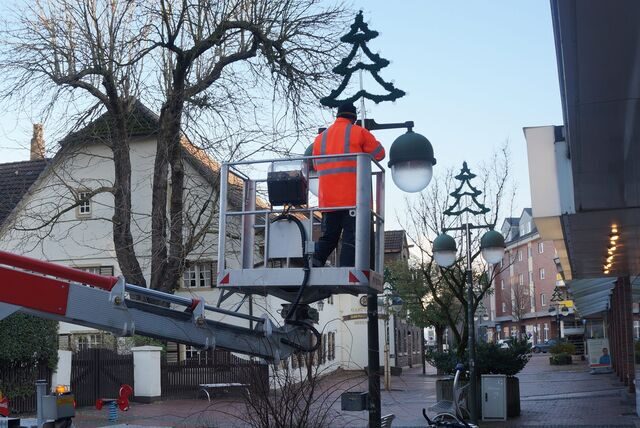 Die Weihnachtsbeleuchtung wird in der Waltroper Innenstadt aufgehängt.