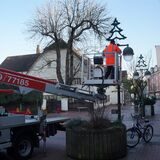 Die Weihnachtsbeleuchtung wird in der Waltroper Innenstadt aufgehängt.