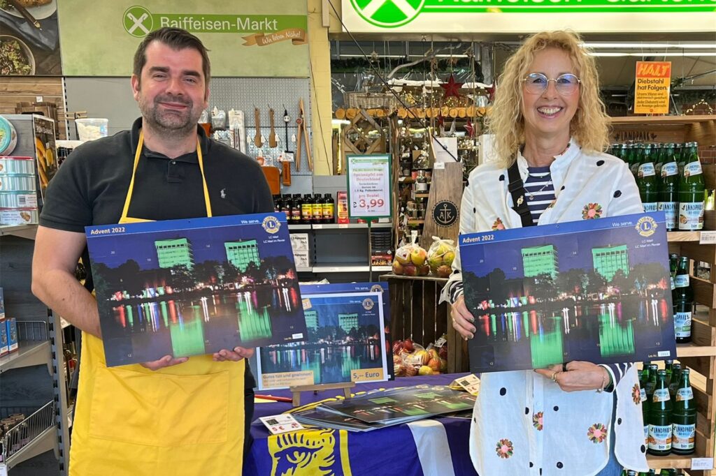Die Lions Mitglieder Andrea Selzer und Alexander Koob beim Adventskalenderverkauf im Raiffeisenmarkt in Alt-Marl. Die Lions Mitglieder Andrea Selzer und Alexander Koob beim Adventskalenderverkauf im Raiffeisenmarkt in Alt-Marl.