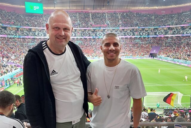 Der Dortmunder Michael Kruska steht, gemeinsam mit dem ehemaligen BVB-Spieler Mohamed Zidane in einem Stadion bei der WM in Katar.