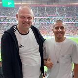 Der Dortmunder Michael Kruska steht, gemeinsam mit dem ehemaligen BVB-Spieler Mohamed Zidane in einem Stadion bei der WM in Katar.