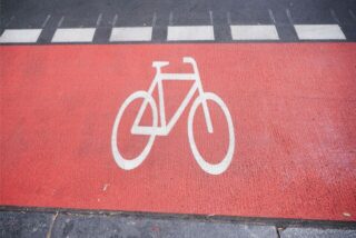 Deutliche rote Markierungen auf der Straße sollen die Anzahl der Unfälle verringern.