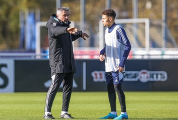 Cheftrainer Thomas Reis und Jordan Larsson auf dem Trainingsplatz.