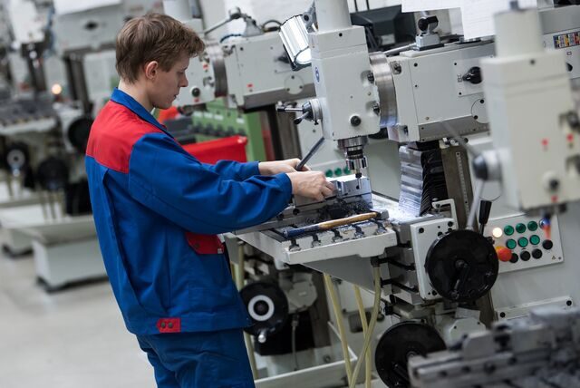 Symbolbild: Ein Auszubildender arbeitet in einer Ausbildungswerkstatt für Mechaniker.