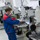 Symbolbild: Ein Auszubildender arbeitet in einer Ausbildungswerkstatt für Mechaniker.