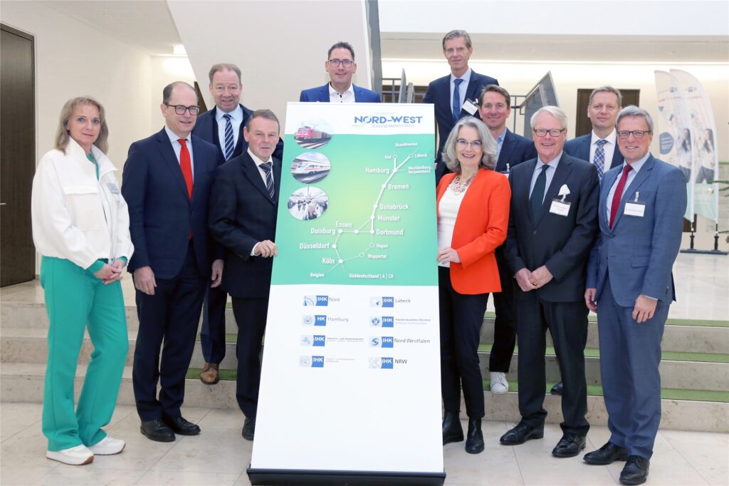 Die Vertreterinnen und Vertretern der Kammern sprachen mit Staatssekretärin Susanne Henckel (an der Tafel vorne rechts), über konkrete Maßnahmen für den Ausbau der Schienenstrecke zwischen Dortmund und Hamburg.