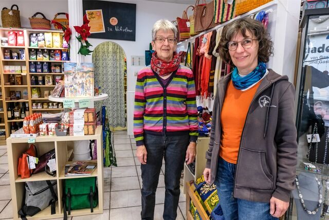 Im Weltladen des Recklinghäuser Gasthauses aktiv: Die ehrenamtliche Mitarbeiterin Elisabeth Bischoff (l.) und Schwester Franziska.
