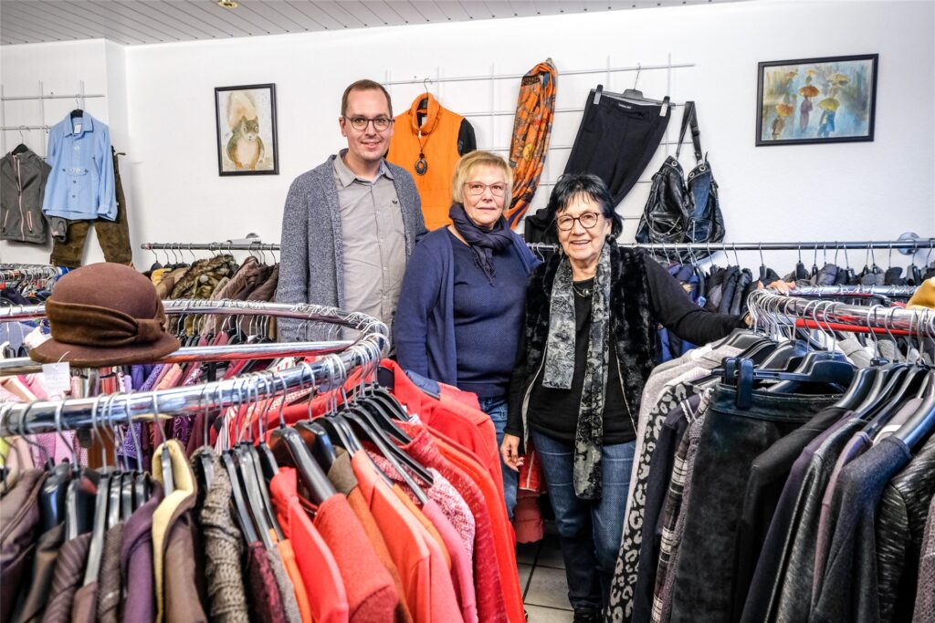 „Jacke, Hose und mehr“ versteht sich als Second-Hand-Laden und Begegnungstreff. Bruder Reinhard, Birgit Bremshey (M.) und Anne Ostehr sind hier mit viel Engagement dabei. „Jacke, Hose und mehr“ versteht sich als Second-Hand-Laden und Begegnungstreff. Bruder Reinhard, Birgit Bremshey (M.) und Anne Ostehr sind hier mit viel Engagement dabei.