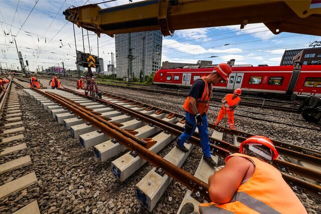 Arbeiter bei Streckenarbeiten am Dortmunder Hauptbanhof