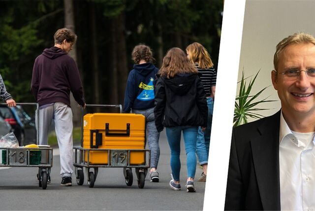 Schulleiter Michael Rieder vom Willy-Brandt-Gymnasium in Oer-Erkenschwick, montiert neben eine Gruppe Schüler auf Klassenfahrt.