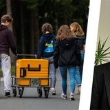 Schulleiter Michael Rieder vom Willy-Brandt-Gymnasium in Oer-Erkenschwick, montiert neben eine Gruppe Schüler auf Klassenfahrt.