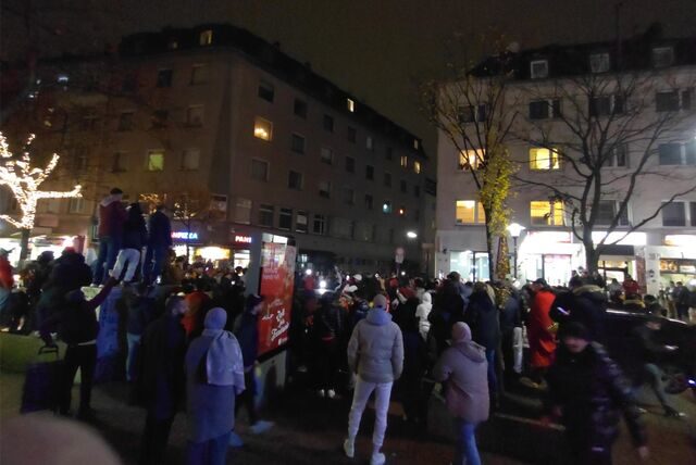 Hunderte Menschen feiern auf der Münsterstraße den Einzug der marokkanischen Nationalmannschaft ins Achtelfinale der WM.