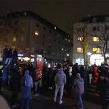 Hunderte Menschen feiern auf der Münsterstraße den Einzug der marokkanischen Nationalmannschaft ins Achtelfinale der WM.