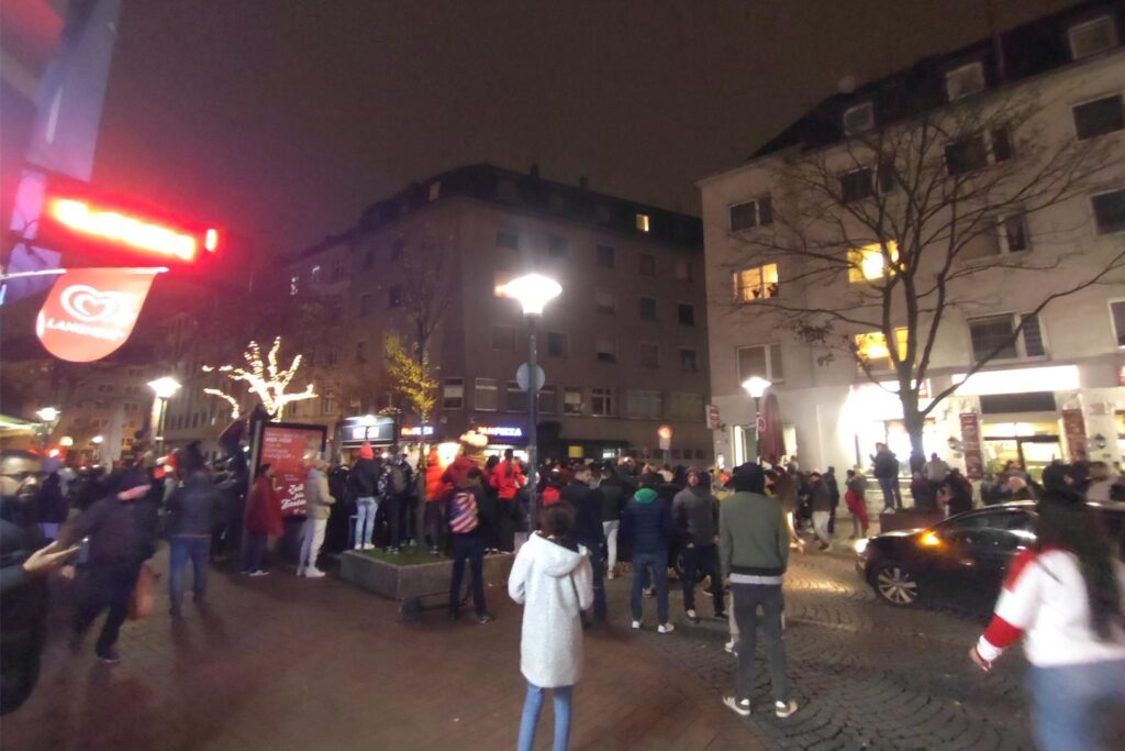 Hunderte Menschen feiern den WM-Sieg der marokkanischen Mannschaft auf der Münsterstraße.