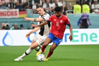 Niklas Süle im Zweikampf mit Johan Venegas.